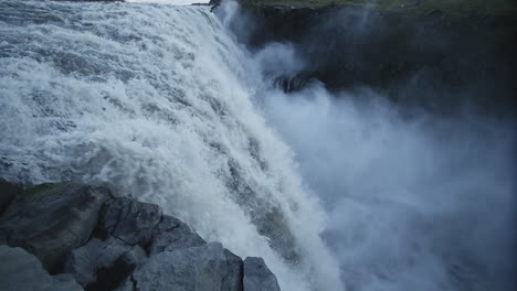 Cascada-De-Detifoss-En-Islandia.-Tiro-Cercano,-Día-Nublado